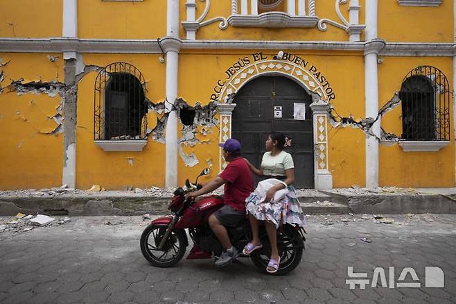 <font style="vertical-align: inherit;"><font style="vertical-align: inherit;">[산타 마리아 데 헤수스=AP/뉴시스] 과테말라에서 규모 5.7의 지진이 발생한 가운데 9일(현지 시간) 산타 마리아 데 헤수스의 파손된 건물 앞으로 주민들이 지나가고 있다. 현지 당국은 지난 8일 오후부터 규모 3.0에서 5.7의 본진과 여진이 150차례 이상 이어지며 최소 4명이 숨졌다고 밝혔다. 2025.07.10.</font></font>