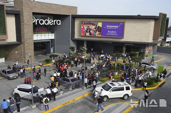 [과테말라시티=AP/뉴시스] 8일(현지 시간) 과테말라에서 규모 5.5의 지진이 발생한 후 수도 과테말라시티의 한 쇼핑몰 밖에 시민들이 대피해 모여 있다. 2025.07.09.