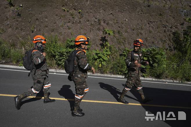 [팔린=AP/뉴시스] 과테말라에서 규모 5.7의 지진이 발생한 가운데, 9일(현지 시간) 구조대가 팔린의 산사태로 고립된 지역에 도착하고 있다. 현지 당국에 따르면 8일 오후부터 규모 3.0에서 5.7 사이의 본진과 여진이 150차례 이상 이어지며 최소 4명이 숨진 것으로 전해졌다. 2025.07.10.