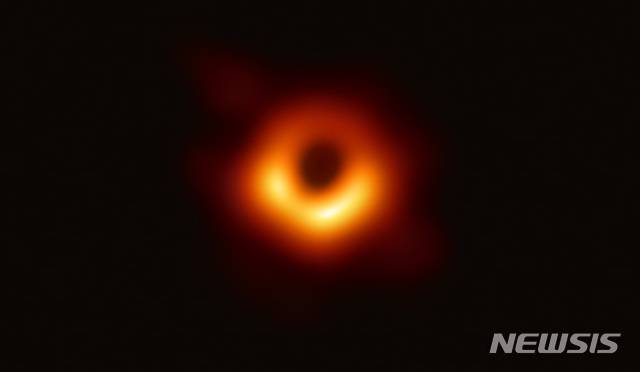 [서울=뉴시스]이영환 기자 = EHT(사건지평선망원경) 프로젝트는 10일 공식 홈페이지를 통해 이번에 관측한 은하 M87의 중심에 대한 블랙홀의 첫 이미지를 획득했다고 밝혔다 2019.04.10. (사진=이벤트호라이즌 홈페이지 캡쳐)  photo@newsis.com