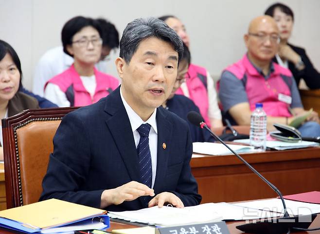 [서울=뉴시스] 김금보 기자 = 이주호 사회부총리 겸 교육부 장관이 10일 서울 여의도 국회에서 리박스쿨 청문회 등을 안건으로 열린 교육위원회 전체회의에서 발언하고 있다. 2025.07.10. kgb@newsis.com