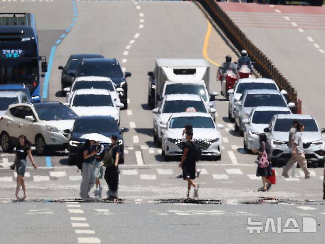 [인천=뉴시스] 전진환 기자 = 전국적인 폭염이 이어지고 있는 10일 오후 인천 남동구 구월로 아스팔트 도로에 지열로 아지랑이가 피어 오르고 있다. 2025.07.10. amin2@newsis.com