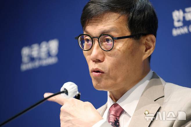 [서울=뉴시스] 사진공동취재단 = 이창용 한국은행 총재가 10일 서울 중구 한국은행에서 열린 금융통화위원회 금리 결정에 대한 기자간담회에서 발언하고 있다. 2025.07.10. photo@newsis.com