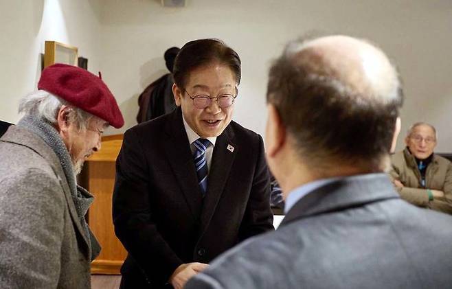 [서울=뉴시스] 조성봉 기자= 이재명 더불어민주당 대표가 17일 서울 시내 모처에서 함세웅 신부, 백낙청 교수, 김상근 목사, 이부영 자유언론실천재단 명예이사장 등 시민사회 원로 약 10여 명과 오찬을 하고 현 정국에 대한 조언을 청취하기 전 인사를 나누고 있다.(사진=더불어민주당 제공)  2025.02.17. photo@newsis.com *재판매 및 DB 금지