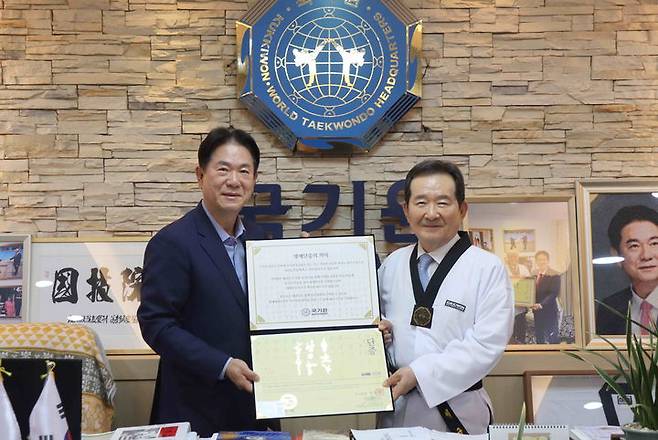 [서울=뉴시스] 이동섭 국기원장(왼쪽)과 정세균 전 국무총리. (사진 = 국기원 제공) *재판매 및 DB 금지