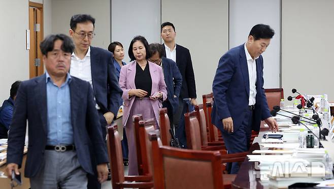 [세종=뉴시스] 강종민 기자 = 10일 밤 세종시 정부세종청사에서 열린 최저임금위원회 전원회의에서 경영계와 권순원 공익위원 간사가 정회를 마치고 다시 자리로 향하고 있다. 이날 이미선 민주노총 부위원장 등 민주노총 추천 근로자위원 4명은 공익위원이 제시한 심의촉진구간을 받을 수 없다며 집단 퇴장했다. 2024.07.10. ppkjm@newsis.com
