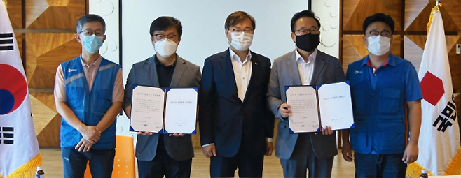 2021년 국민노조 산하 택배본부 협약식. 이희범 국민노조 위원장(오른쪽 두 번째)과 홍석준 국민의힘 의원(가운데)이 참여했다. (출처 : 국민노조)