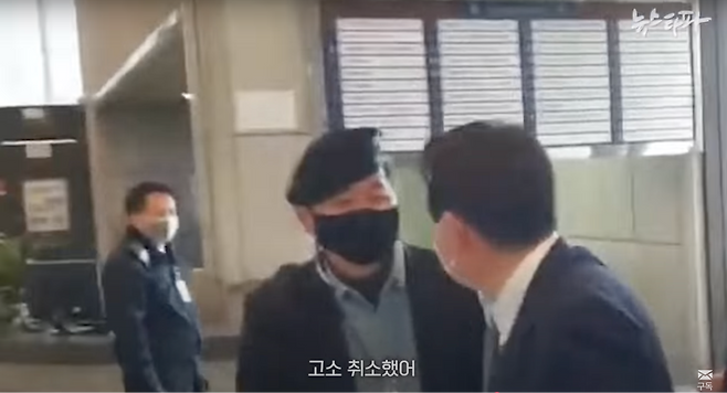 2021년 12월 14일, 서울 프레스센터에서 윤석열 당시 대선 후보가 김상진 신자유연대 대표에게 "고소 취소했어"라고 말하는 모습.