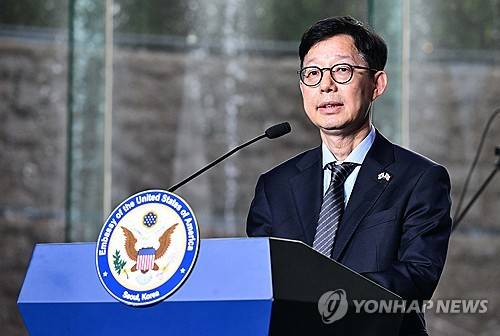 축사하는 외교부 차관 (서울=연합뉴스) 박윤주 외교부 1차관이 2일 서울 용산구 그랜드 하얏트 호텔에서 열린 미국 독립기념일 행사에서 축사하고 있다. 2025.7.2 [사진공동취재단] photo@yna.co.kr