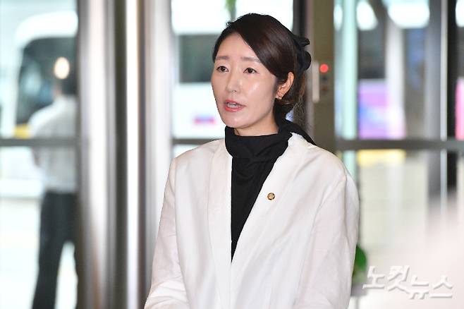 강선우 여성가족부 장관 후보자가 26일 오후 서울 종로구 이마빌딩에 마련된 인사청문회 사무실로 출근하며 소감을 밝히고 있다. 류영주 기자