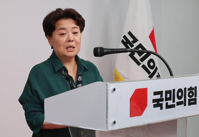 국민의힘 윤희숙 혁신위원장이 10일 서울 여의도 당사에서 제1차 혁신위원회 회의 결과를 브리핑을 하고 있다. 연합뉴스