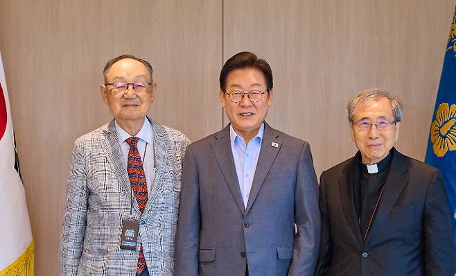 이재명 대통령이 10일 서울 용산 대통령실 청사에서 오찬 간담회에 참석한 시민사회 원로 백낙청 교수(왼쪽), 함세웅 신부와 기념촬영을 하고 있다. 대통령실 제공