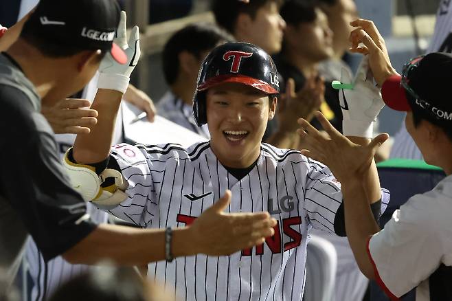 LG 신인 박관우가 10일 키움과 홈 경기에서 7회말 짜릿한 동점 2점 홈런을 날린 뒤 더그아웃으로 들어와 선배들의 축하를 받고 있다. LG