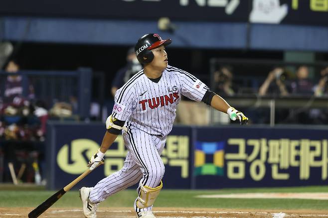 LG 박관우가 10일 키움과 홈 경기에서 7회말 동점 홈런을 날리고 있다. LG