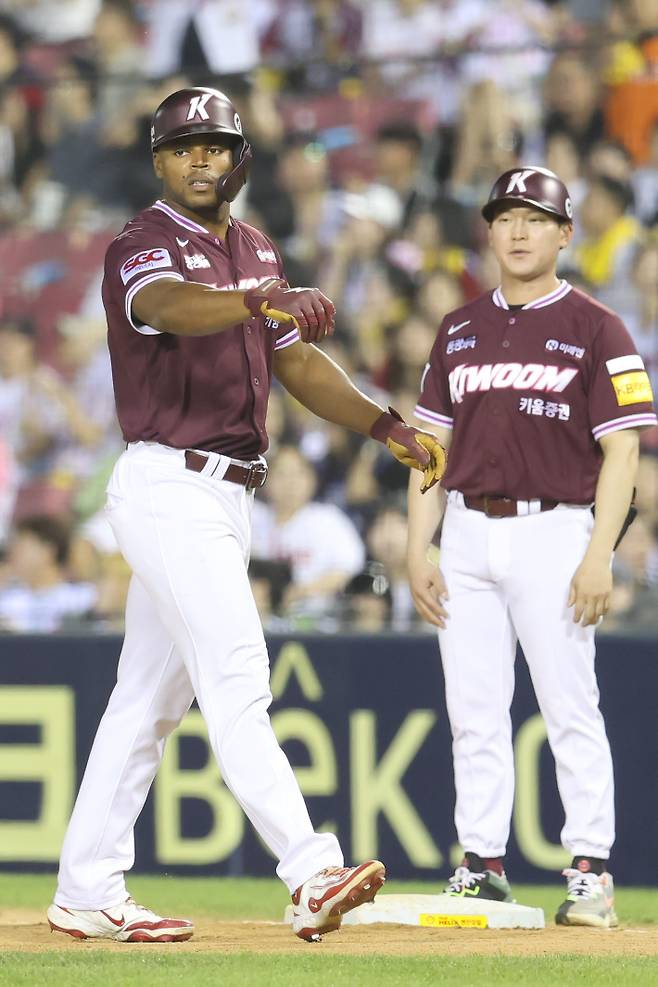 키움 스톤이 10일 LG와 원정에서 9회초 결승타를 때린 뒤 세리머니하고 있다. 키움