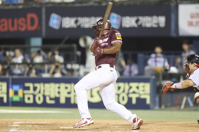 9회초 결승타를 때리는 스톤. 키움