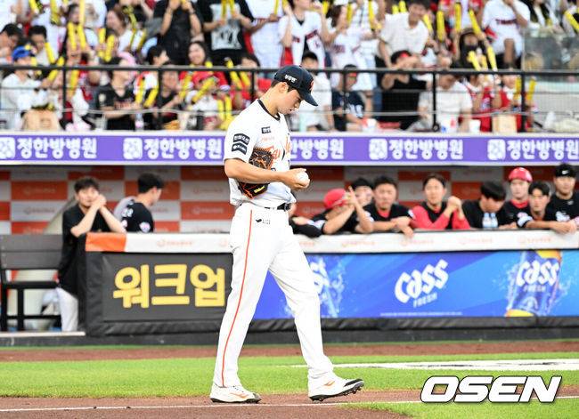 [OSEN=대전, 이대선 기자] 9일 오후 대전 한화생명볼파크에서 2025 신한 SOL Bank KBO리그 한화 이글스와 KIA 타이거즈의 경기가 열렸다.한화는 문동주, KIA는 양현종 선발로 내세웠다.2회초 1사 만루에서 한화 엄상백이 KIA 김규성에게 밀어내기 볼넷을 허용하고 아쉬워하고 있다. 2025.07.08 /sunday@osen.co.kr