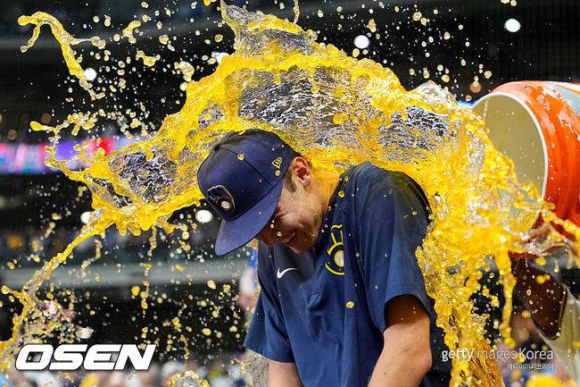 [사진] 밀워키 제이콥 미시오로스키가 9일 다저스전 승리투수가 된 뒤 동료들로부터 물 세례를 받고 있다.  ⓒGettyimages(무단전재 및 재배포 금지)