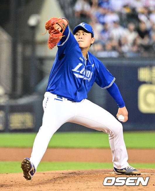 [OSEN=잠실, 지형준 기자] 30일 오후 서울 잠실구장에서 ‘2025 신한 SOL Bank KBO리그’ LG 트윈스와 삼성 라이온즈의 경기가 열렸다.이날 LG는 엘리에이저 에르난데스, 삼성은 이승현을 선발투수로 내세웠다.4회말 삼성 이승현이 역투하고 있다. 2025.05.30 /jpnews@osen.co.kr