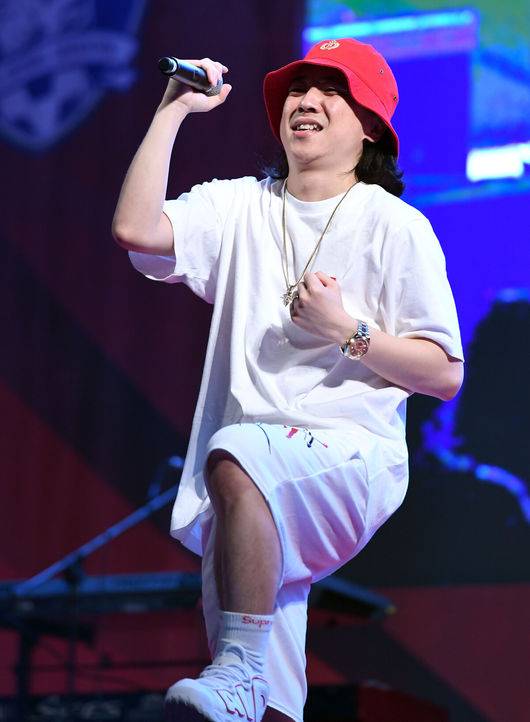 [OSEN=이대선 기자] 27일 오후 서울 광화문광장에서 ‘2018 러시아월드컵’ F조 조별리그 대한민국과 독일의 경기 거리응원이 열렸다.래퍼 넉살이 축하무대를 펼치고 있다./sunday@osen.co.kr