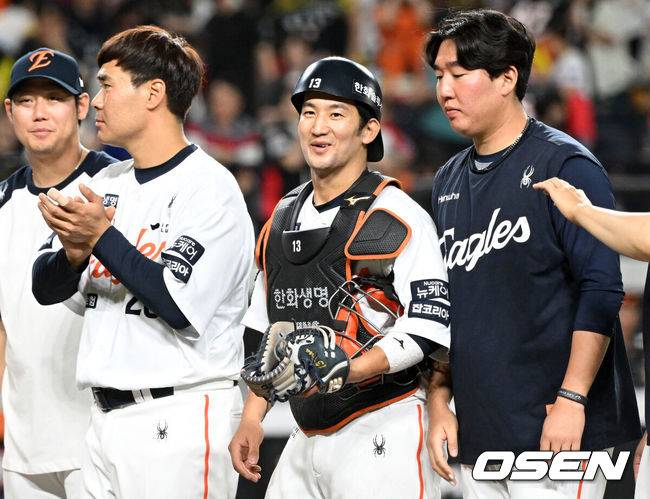 [OSEN=대전, 이대선 기자] 한화가 9일 대전 한화생명볼파크에서 열린 2025 신한 SOL Bank KBO리그 KIA와의 홈경기를 7-4로 역전승했다. 경기 종료 후 한화 최재훈이 동료들과 승리의 기쁨을 나누고 있다. 2025.07.09 /sunday@osen.co.kr