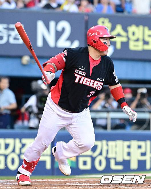 [OSEN=잠실, 최규한 기자] 29일 서울 잠실야구장에서 ‘2025 신한 SOL Bank KBO리그’ LG 트윈스와 KIA 타이거즈의 경기가 열렸다.홈팀 LG는 요니 치리노스, 방문팀 KIA는 윤영철을 선발로 내세웠다.8회초 무사 1루 상황 KIA 최형우가 안타를 날리고 있다. 2025.06.29 / dreamer@osen.co.kr