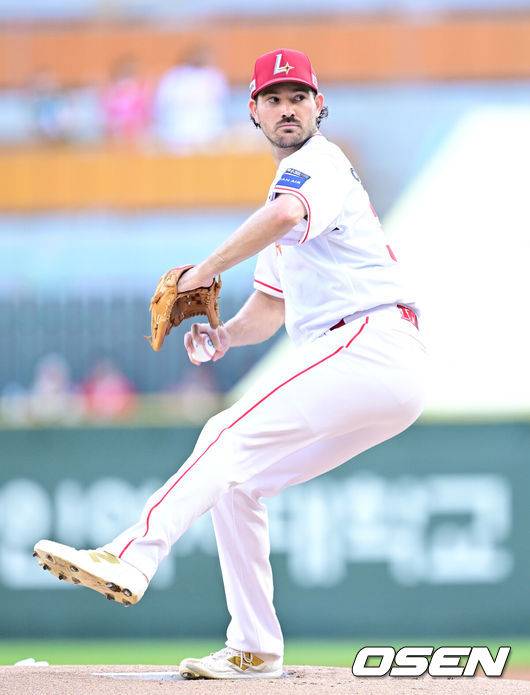 [OSEN=인천, 최규한 기자] 10일 인천 SSG랜더스필드에서 ‘2025 신한 SOL Bank KBO리그’ SSG 랜더스와 KT 위즈의 경기가 열렸다.홈팀 SSG는 드류 앤더슨, 방문팀 KT는 고영표를 선발로 내세웠다.1회초 SSG 선발 앤더슨이 힘차게 공을 뿌리고 있다. 2025.07.10 / dreamer@osen.co.kr