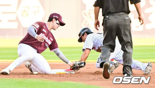 [OSEN=잠실, 박준형 기자] 10일 오후 서울 잠실구장에서 ‘2025 신한 SOL BANK KBO리그’ LG 트윈스와 키움 히어로즈의 경기가 진행됐다. 이날 경기에서 LG는 송승기를, 키움은 알칸타라를 선발투수로 내세웠다.1회초 2사 1루 LG 박동원의 타석때 1루 주자 천성호가 도루 성공하고 있다. 2025.07.10 /  soul1014@osen.co.kr
