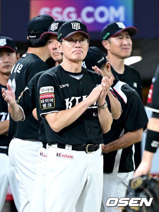 [OSEN=인천, 최규한 기자] 마법사 군단이 ‘107억 잠수함’ 고영표와 대타 김민혁의 활약을 앞세워 전반기 최종전에서 5위 도약을 해냈다.&nbsp;프로야구 KT 위즈는 10일 인천SSG랜더스필드에서 열린 2025 신한 SOL뱅크 KBO리그 SSG 랜더스와의 시즌 11차전에서 4-2 역전승을 거뒀다.2연승에 성공한 KT는 전반기 최종 3연전을 위닝시리즈로 장식하며 SSG를 끌어내리고 5위로 올라섰다. 경기를 마치고 승리한 KT 이강철 감독이 선수들을 맞이하며 박수를 보내고 있다. 2025.07.10 / dreamer@osen.co.kr