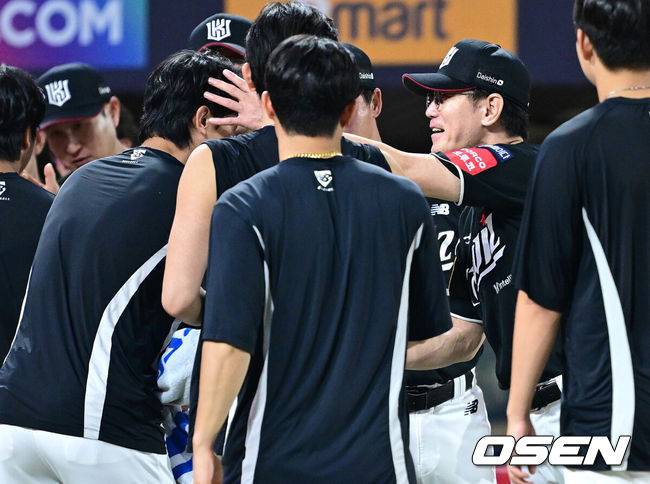 [OSEN=인천, 최규한 기자] 마법사 군단이 ‘107억 잠수함’ 고영표와 대타 김민혁의 활약을 앞세워 전반기 최종전에서 5위 도약을 해냈다.&nbsp;프로야구 KT 위즈는 10일 인천SSG랜더스필드에서 열린 2025 신한 SOL뱅크 KBO리그 SSG 랜더스와의 시즌 11차전에서 4-2 역전승을 거뒀다.2연승에 성공한 KT는 전반기 최종 3연전을 위닝시리즈로 장식하며 SSG를 끌어내리고 5위로 올라섰다. 경기를 마치고 승리한 KT 이강철 감독과 승리투수 고영표가 인사를 나누고 있다. 2025.07.10 /