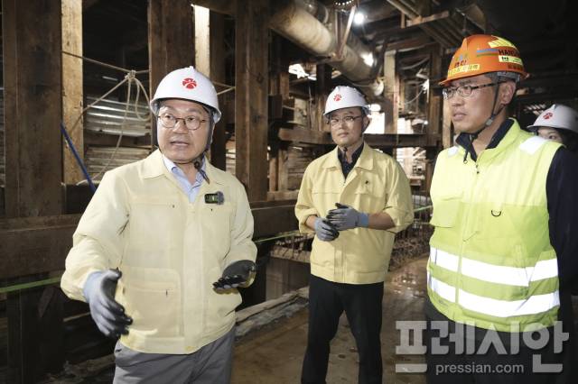 ▲강기정 광주광역시장이 9일 오후 서구 금호지구입구 사거리 도시철도 2호선 1단계 건설현장을 방문해 공사 진행 상황과 현장 근로자들을 위한 특별안전점검을 하고 있다.2025.07.09ⓒ광주광역시