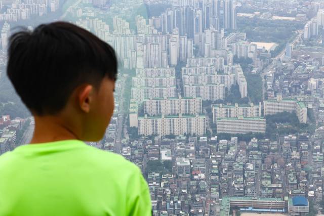 ▲전세사기 사태 등으로 비아파트 공급 절벽이 심화하는 가운데 7월 6일 서울 송파구 롯데월드타워 전망대 서울스카이에서 바라본 서울 시내 아파트 및 빌라단지의 모습. 이날 국토교통부 주택건설실적통계에 따르면 올해 1∼5월 서울 내 다가구·다세대·연립주택 준공은 1천813가구로, 작년 같은 기간보다 38.4% 감소했다. 4년 전인 2021년 1∼5월(1만517가구)과 비교해 입주 물량은 6분의 1로 줄었다. ⓒ연합뉴스