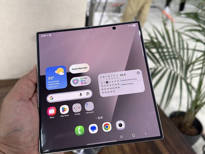 삼성전자는 9일(현지시간) 뉴욕 브루클린 두갈 그린하우스에서 열린 신제품 공개 행사 '갤럭시 언팩 2025'에서 신형 폴더블 스마트폰 갤럭시 Z 폴드7 및 플립7를 전 세계에 소개했다. 사진은 폴드7를 펼친 모습. 연합뉴스