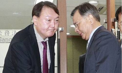 지난 2016년 12월 6일 서울 서초동 법무법인 강남에서 '최순실 게이트' 특별검사의 수사팀장을 맡은 당시 윤석열 검사(왼쪽)와 박영수 특별검사가 악수하는 모습. 연합뉴스