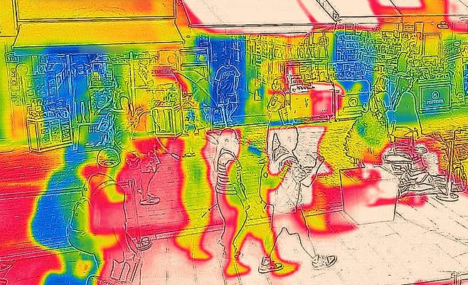폭염이 이어지고 있는 9일 문을 열어둔 채 냉방 중인 서울 중구 명동 매장을 열화상 카메라로 촬영한 모습. 온도가 높은 곳은 붉게, 낮은 곳은 푸르게 표시돼 있다. 연합뉴스