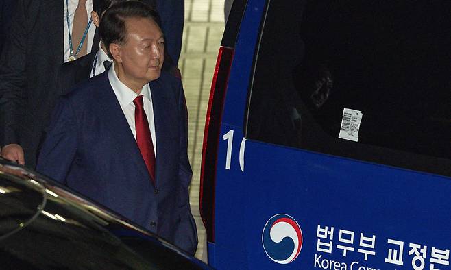 12·3 비상계엄과 관련해 특검의 수사를 받는 윤석열 전 대통령이 9일 서울 서초구 서울중앙지법에서 열린 구속 전 피의자 심문(영장실질심사)이 끝난 뒤 법원을 떠나고 있다. 사진공동취재단