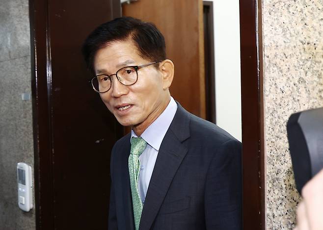 김문수 전 국민의힘 대선 후보가 지난 4일 서울 여의도 국회 원내대표실에서 송언석 비상대책위원장 겸 원내대표와 면담한 뒤 나오고 있다. 뉴스1