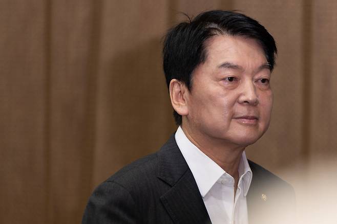 지난 7일 당시 국민의힘 안철수 혁신위원장이 서울 여의도 국회 소통관에서 기자회견을 열고 혁신위원장 사퇴와 전당대회 출마를 알리는 기자회견을 하고 있다. 뉴스1