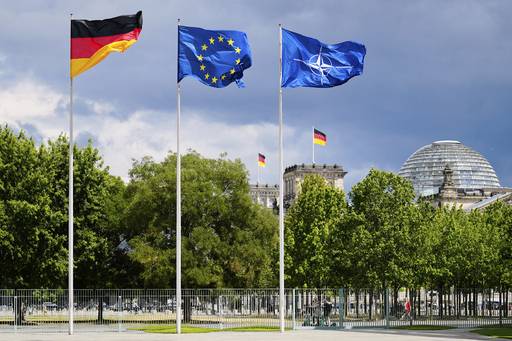 독일의 나토 가입 70주년 기념식이 열린 9일(현지시간) 베를린 총리 관저 마당에 게양된 독일 국기(왼쪽부터), EU 깃발, 나토 깃발이 바람에 펄럭이고 있다. AP연합뉴스