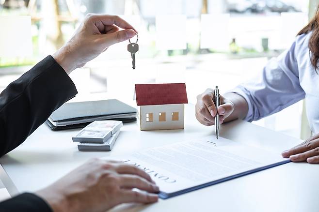 국민연금공단이 노인의 재산을 관리하고 생활비와 병원비 등을 지급하는 제도를 도입해야 한다는 정책 제안이 나왔다. 게티이미지뱅크