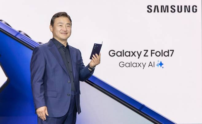 노태문 삼성전자 DX부문장 직무대행(사장)이 9일(현지시간) 미국 뉴욕 브루클린 듀갈 그린하우스에서 열린 ‘갤럭시 언팩 2025’ 행사에서 초슬림 대화면 폴더블폰 ‘갤럭시 Z 폴드7’을 공개하고 있다.  삼성전자 제공