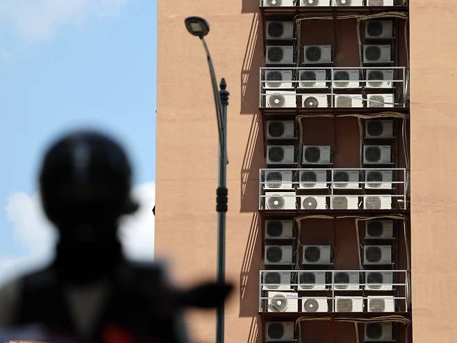 폭염에 쉴세없이 작동하는 에어컨 실외기 - 연일 폭염이 이어지고 있는 9일 오후 서울 시내 한 건물에 에어컨 실외기가 작동하고 있다. 전력거래소에 따르면 지난 8일 오후 6시 기준 최대전력 수요가 95.7GW(기가와트)를 기록하며 역대 7월 최고치를 경신했다.  2025.7.9 뉴스1