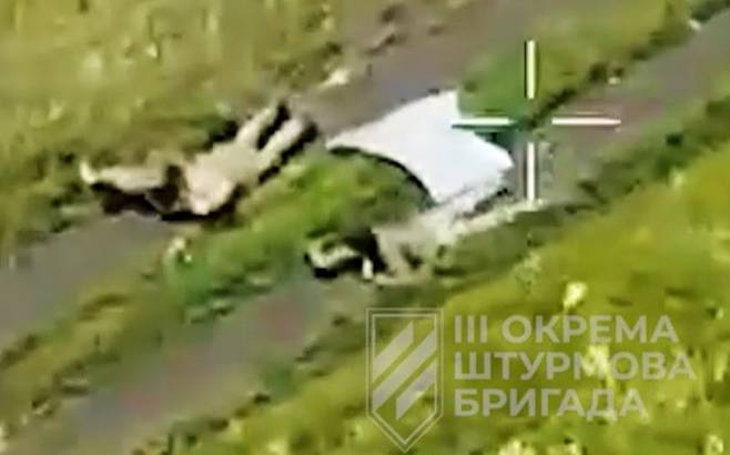 진지에서 나와 항복 의사를 보여주는 러시아군 병사들. 텔레그램 캡처