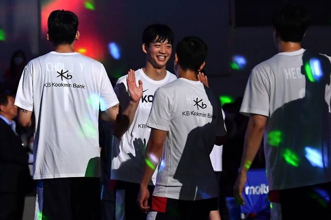 한국 남자농구 국가대표 여준석이 2022년 6월 안양 체육관에서 열린 필리핀과의 평가전에서 입장하고 있다. 대한농구협회 제공