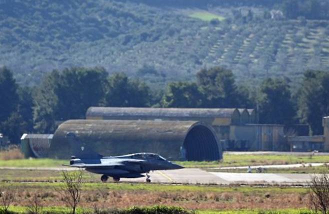 그리스 타나그라 공군기지를 배경으로 활주로에 서 있는 그리스 공군 라팔 전투기. 출처=밀리타르니