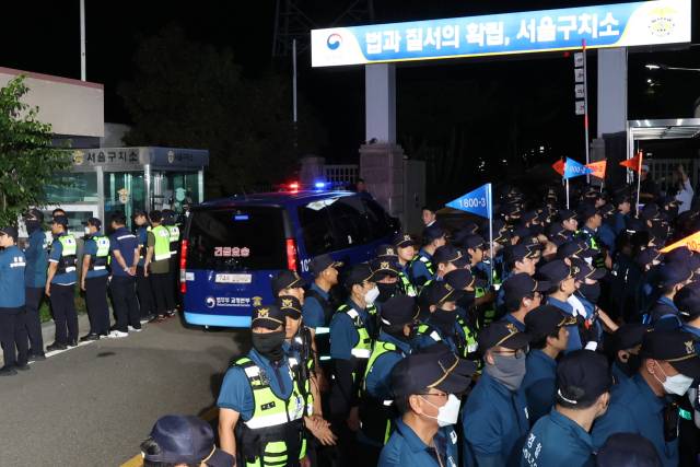윤석열 전 대통령이 탑승한 차량이 9일 경기도 의왕시 서울구치소로 들어가고 있다. 연합뉴스