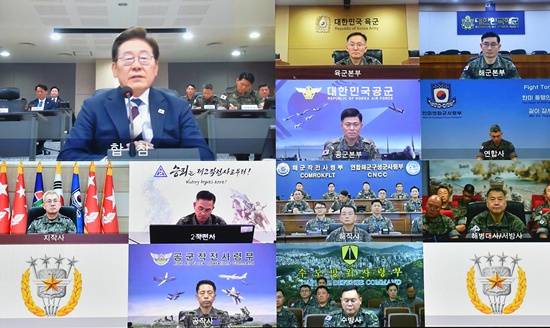 이재명 대통령이 지난 6월 4일 서울 용산구 합동참모본부 전투통제실을 방문해 김명수 합참의장 등 군 지휘부로부터 군사대비태세 보고를 받은 뒤 각군 지휘관을 화상으로 연결해 회의를 하고 있다. 사진 제공=국방부