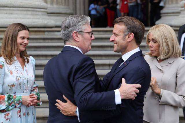 키어 스타머(왼쪽 두 번째) 영국 총리와 에마뉘엘 마크롱 프랑스 대통령이 9일(현지 시간) 영국 런던 대영박물관에서 만나는 모습. AFP연합뉴스