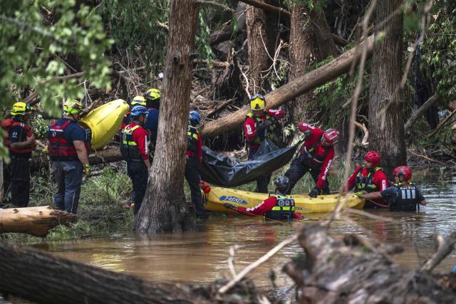 미국 텍사스와 국경을 접한 멕시코 시우다드 아쿠냐의 소방관들이 현장 수색 작업을 하고 있다. AP연합뉴스