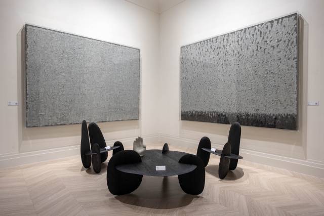 M3 테라스하우스는 모노톤의 작품으로 세련되고 정체된 감성을 전한다. 하종현 작가의 ‘접합’ 연작과 이재하 디자이너의 테이블이 함께 놓였다. 자료 제공=디뮤지엄